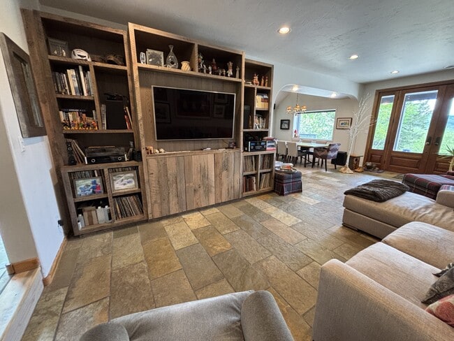 Building Photo - 6748 Henrys Rd