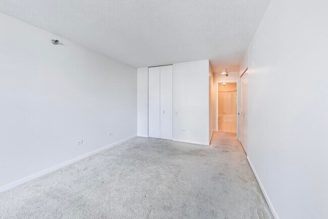 Building Photo - 400 N La Salle Dr
