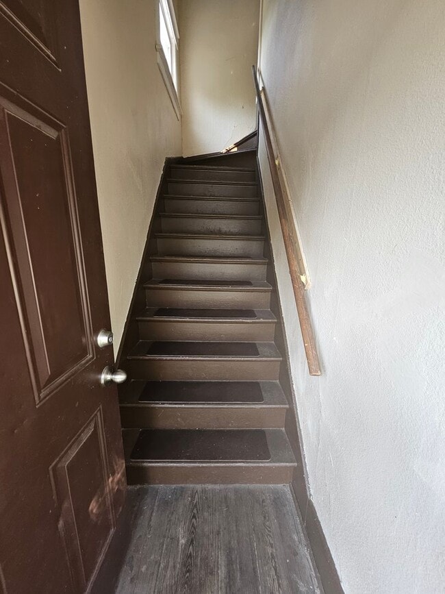 Building Photo - Upper 3 bedroom unit