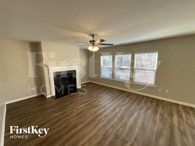 Building Photo - 204 Hillview Dr