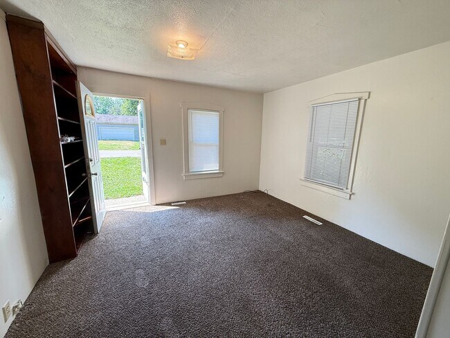 Building Photo - 2-Bedroom Single-Family Home in Vandercook Lake
