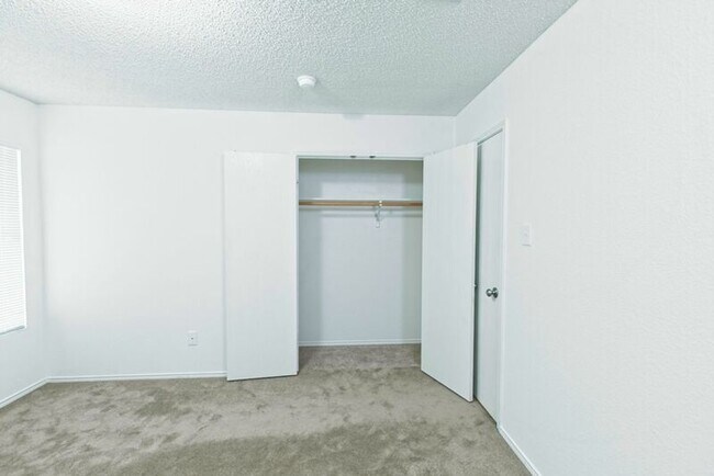 Building Photo - 2508 Clear Brook Dr