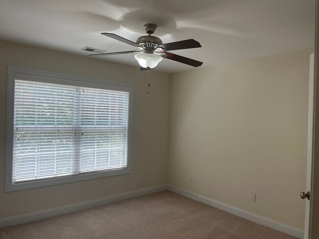Building Photo - Outstanding Five Bedroom Three Full Bathro...