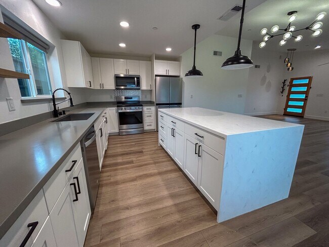 Building Photo - Live Comfortable in a Modern Paradise Home!