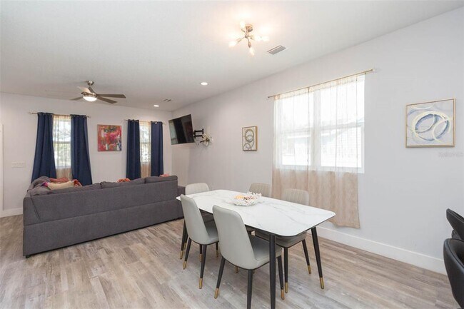 Building Photo - 2013 E Waters Ave