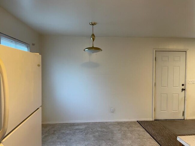 Dining area - 1104 S 40th Ave