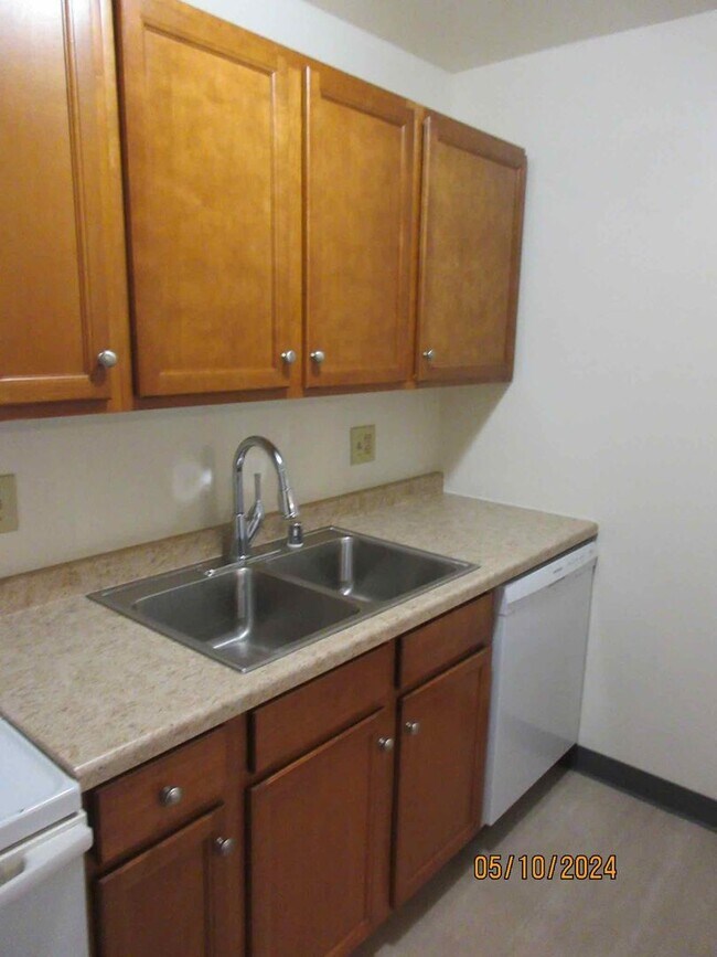Building Photo - Upper 2 bedroom plus den in Germantown