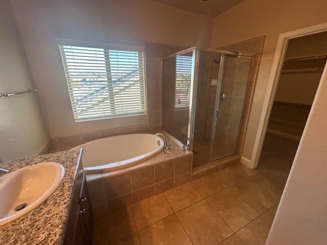 Building Photo - 4 bedroom 2 bathroom in NW Visalia coming ...