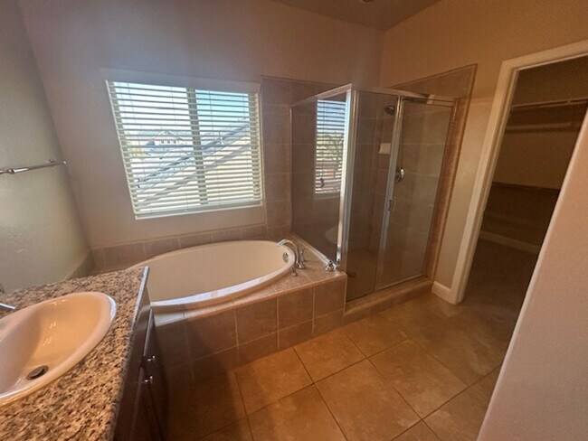 Building Photo - *Wait list full- Currently not accepting applications* 4 bedroom 2 bathroom in NW Visalia coming ...