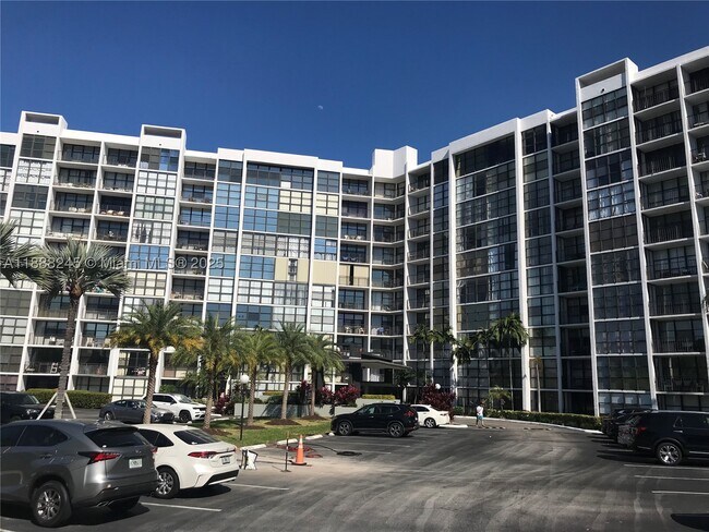 Building Photo - 1000 Parkview Dr