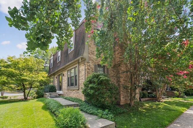 Building Photo - Spacious, Renovated Townhome Near Vienna M...