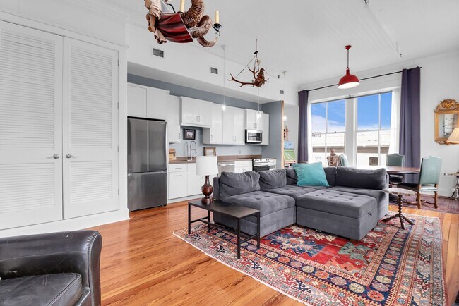 Building Photo - Stunning Corner Loft in the Heart of Historic Downtown Savannah