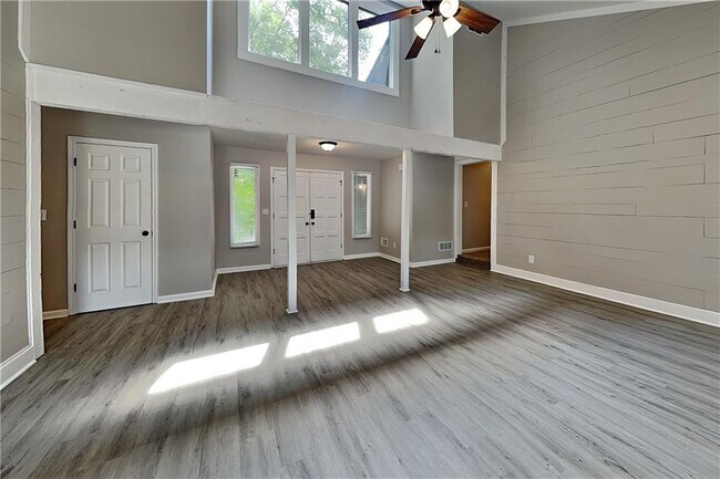 Building Photo - 1100 Lake Dr