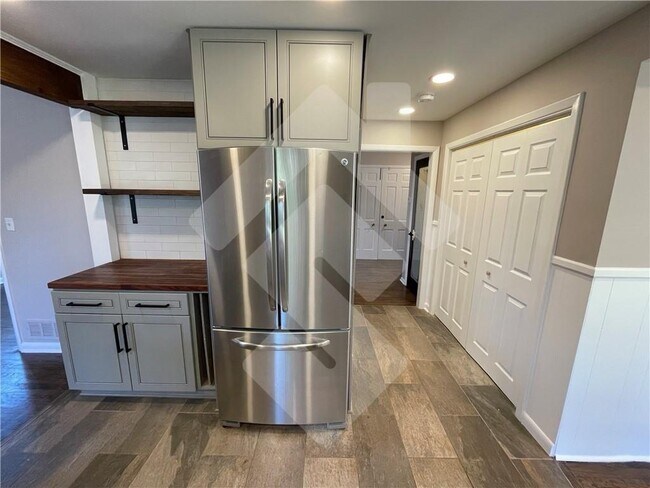 Building Photo - 9935 La View Cir