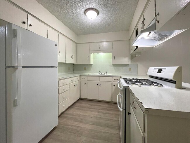 Building Photo - 904 N Meadows Dr