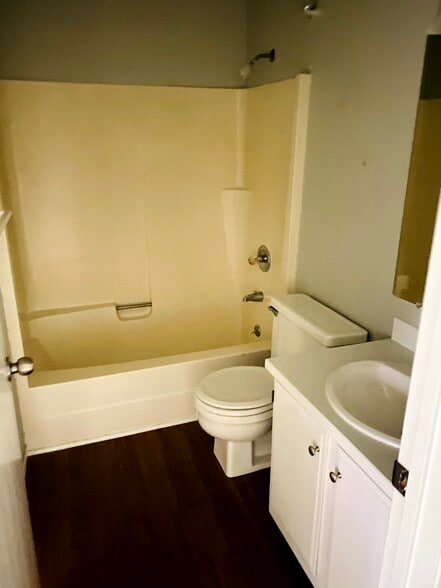 Master Bath - 330 SE Donnelly Ln