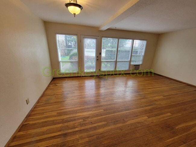 Primary Photo - Large 2 Bedroom 1 Bath Unit off Broadway w...