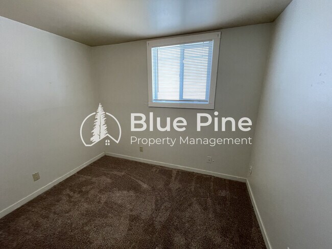 Building Photo - 550 W 21st St