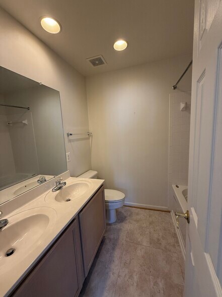 Building Photo - 5939 Kirkcaldy Ln