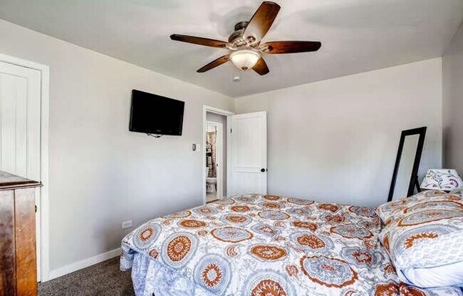 Building Photo - Fabulous 3 Bed (+ 1 non conforming) / 2 bath SFH in the Montclair Neighborhood