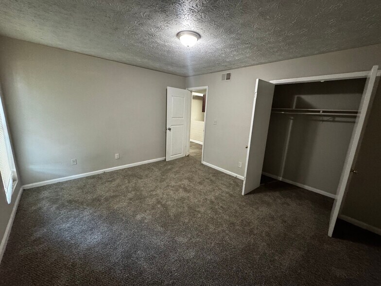 Building Photo - Room in Apartment on Stanton Rd SW