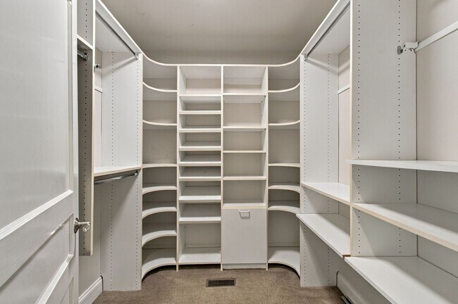 Building Photo - 2023 Galbraith Dr