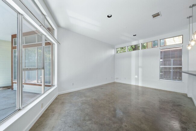 Building Photo - 707 E 47th St