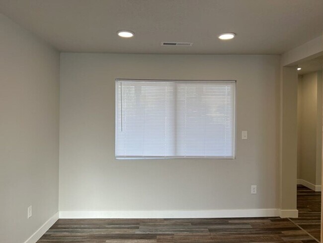 Building Photo - 3Bd/2Ba Two Story House - Available Now!