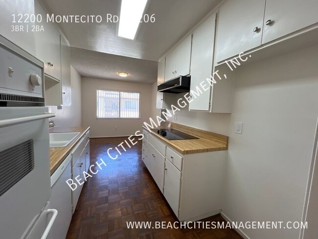 Building Photo - $300 off first month's rent! Nice Upper Un...