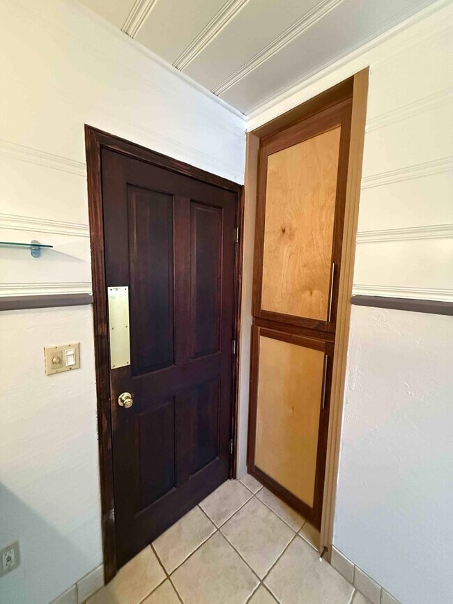 Building Photo - Charming Land Park 2 Bedroom