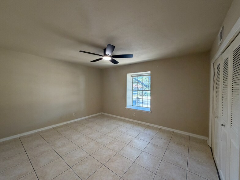 Building Photo - 170 De Chantle Rd