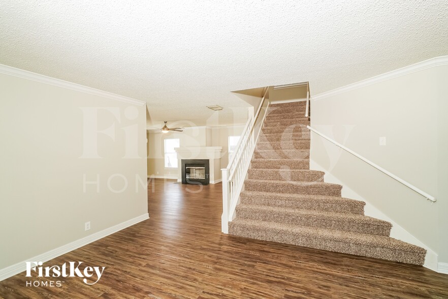 Building Photo - 14219 N Hills Village Dr