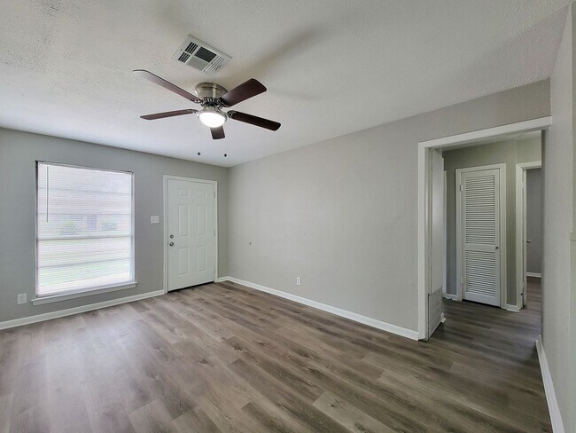Building Photo - REMODELED 3 BEDROOM LEASE HOME WITH ALL THE UPGRADES THROUGHOUT. COME TAKE A LOOK AT THIS