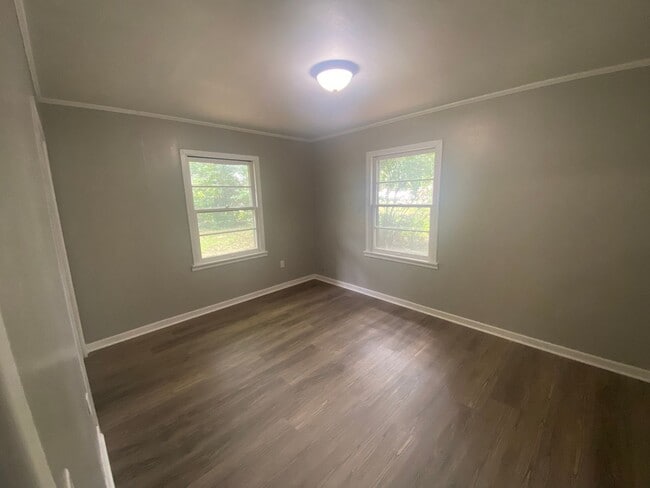 Building Photo - Newly Remodeled!