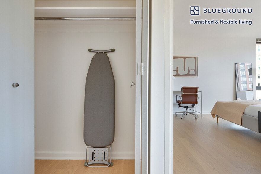 Building Photo - 255 W 94th St