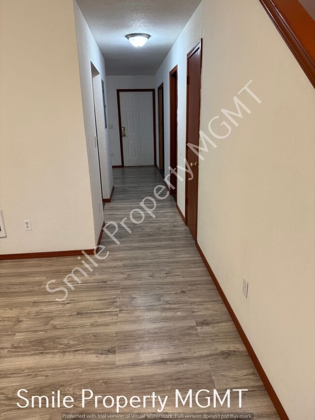 Building Photo - A nice house with 3 beds rooms and 1.5 baths.