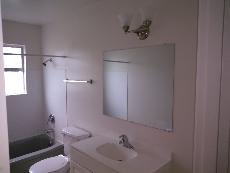 Building Photo - 1747 S Hanford St