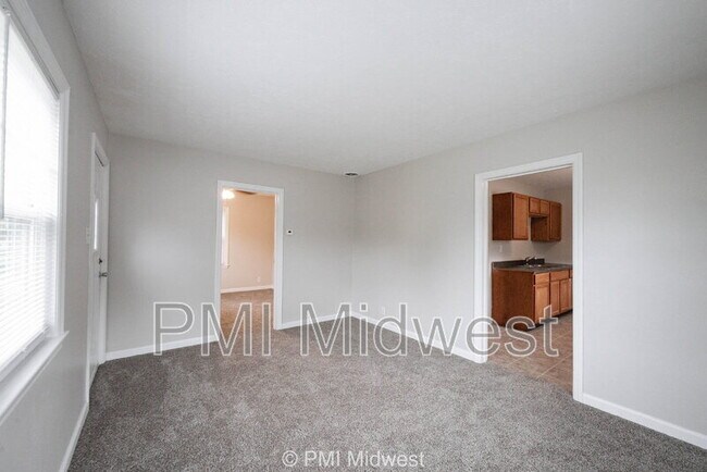 Building Photo - 1615 E Southport Rd