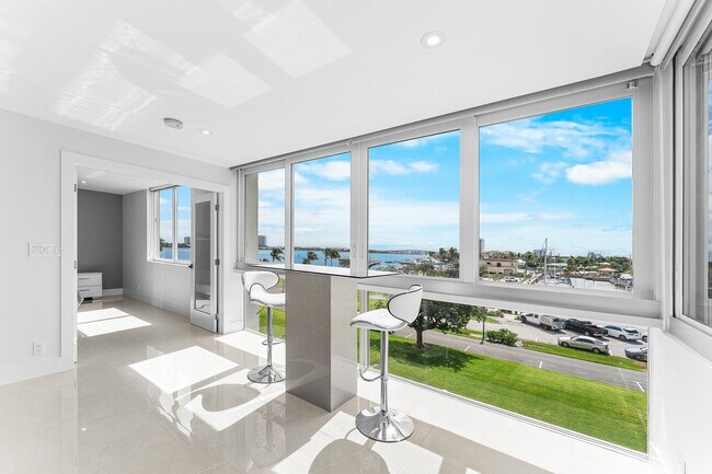 Building Photo - 301 Lake Shore Dr