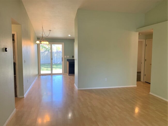 Building Photo - Charming 3 bed 2 bath home in a quiet Boise Neighborhood just off Glenwood and Hill Rd.