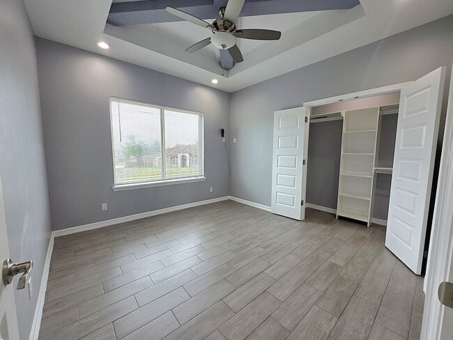 Building Photo - Beautiful Modern 4 Bed/3 Bath/2 Gar Centra...