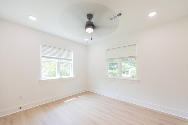 Building Photo - 2305 Laverne Ave