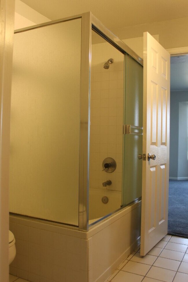 Building Photo - Stunning 3rd Floor 3 BR/2 BA Littleton Con...