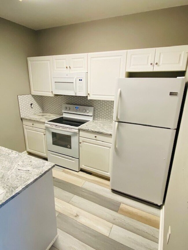 Building Photo - RARE Two Bedroom, Two Bath apartment w/ IN UNIT w/d only 2 blocks off Cumberland Avenue Strip at ...
