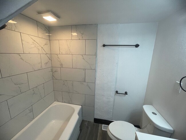 Building Photo - Newly updated 2 bedroom apartment for rent!