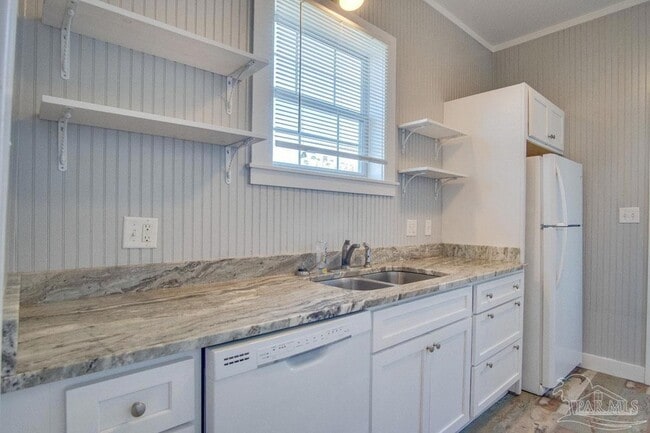 Building Photo - 618 N B St