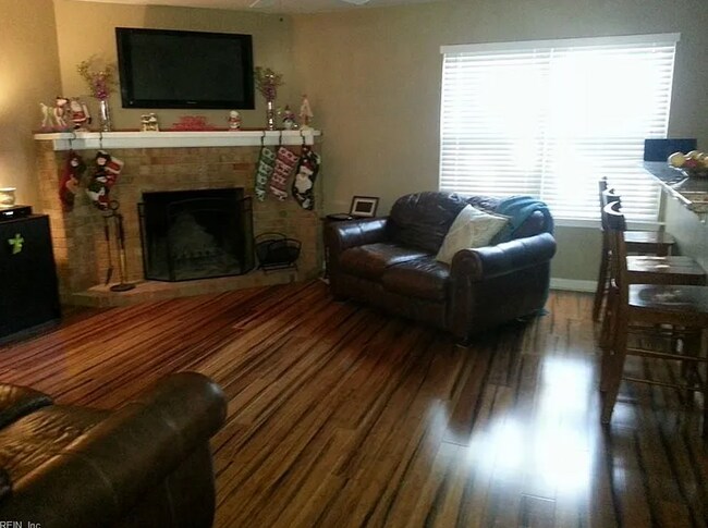 Building Photo - 820 Hanover Dr