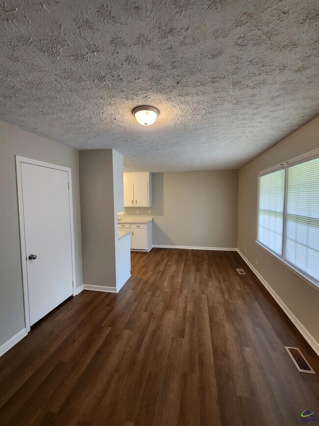 Building Photo - 2209 Macy Ave