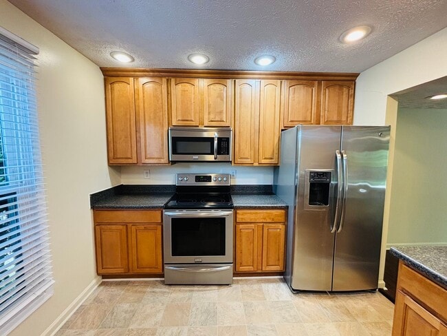 Building Photo - 3 Bedroom 1 full and 2 half bath Townhouse