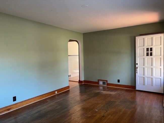 Building Photo - 3 Bedroom, 1.5 Bathroom House in Winston-Salem!